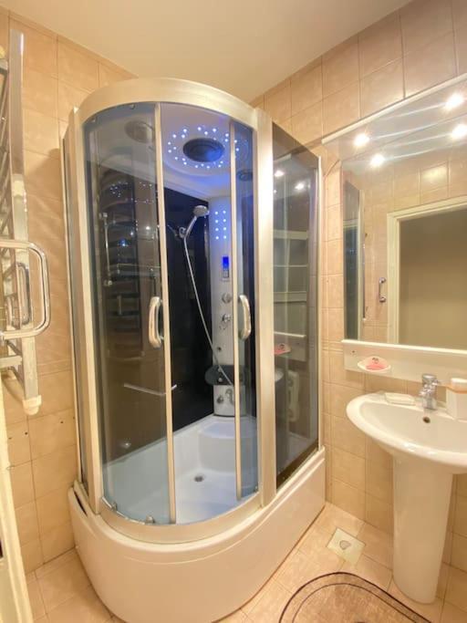 Comfy - Spacious Flat On The Kadikoey Seaside Leilighet Istanbul Eksteriør bilde